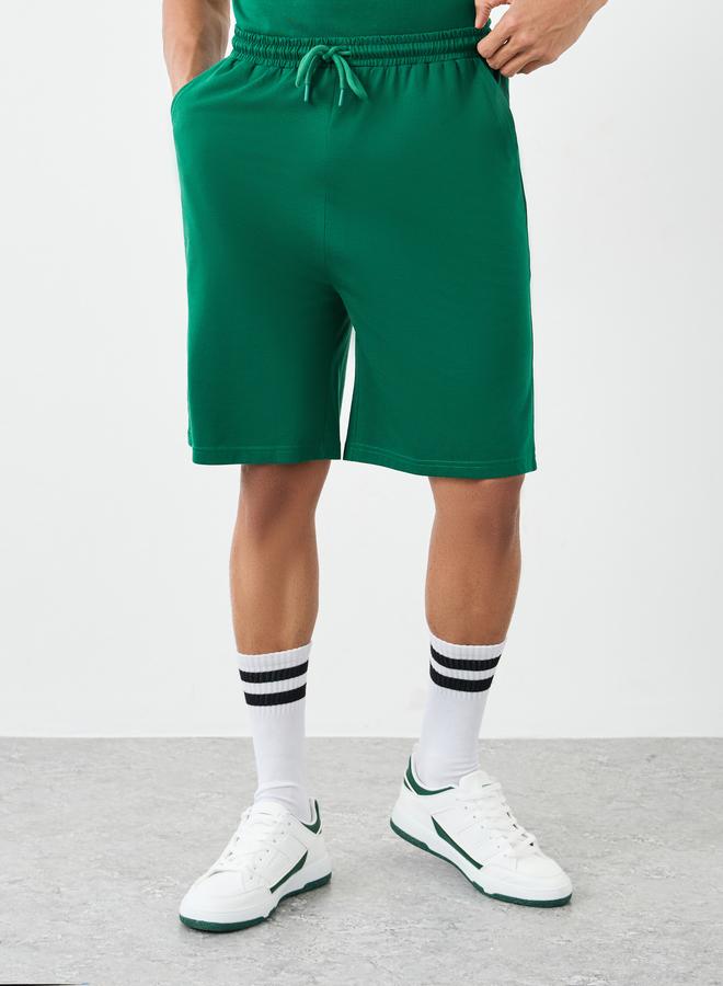 ستايلي طقم بيجاما من تيشيرت بطبعة جرافيك وشورت للرجال - Image 4